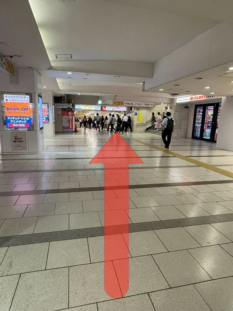 地下通路をまっすぐ進む