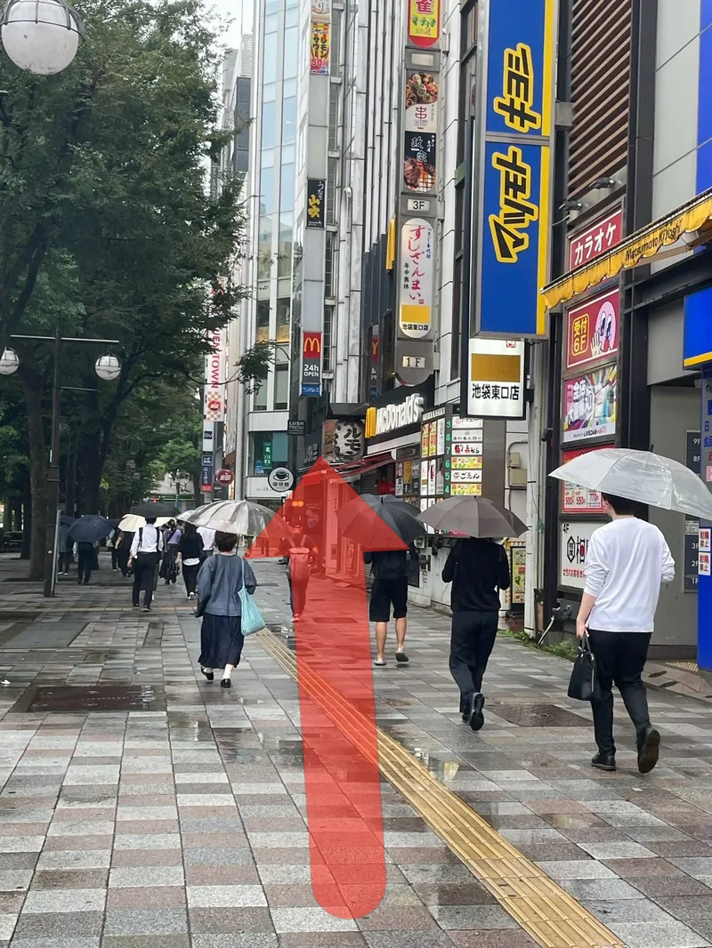 歩道をまっすぐ進む。右手にマツモトキヨシとすしざんまいの看板
