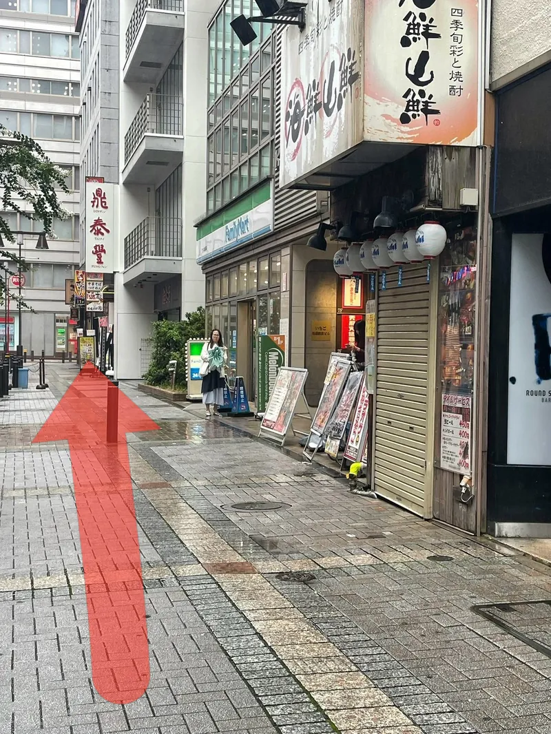 まっすぐ進む。右手にファミリーマートの看板