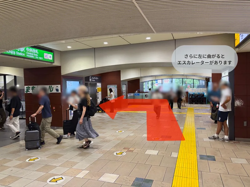 コンコースをさらに左へ曲がるとエスカレーターがある