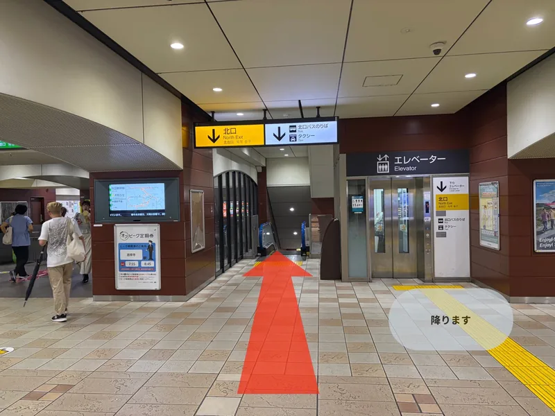 北口・北口バスのりば方面の下りエスカレーターで地上へ降りる