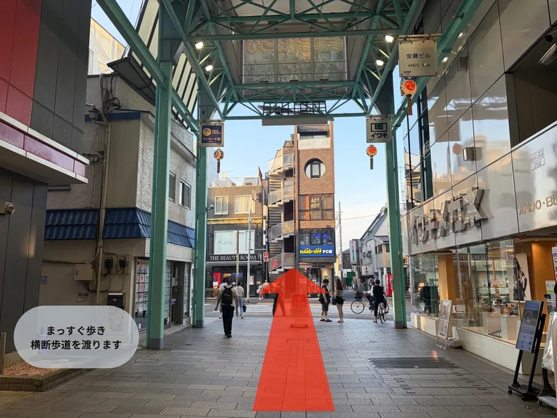 アーケードの終わりで横断歩道を渡る。右手に安藤ビル