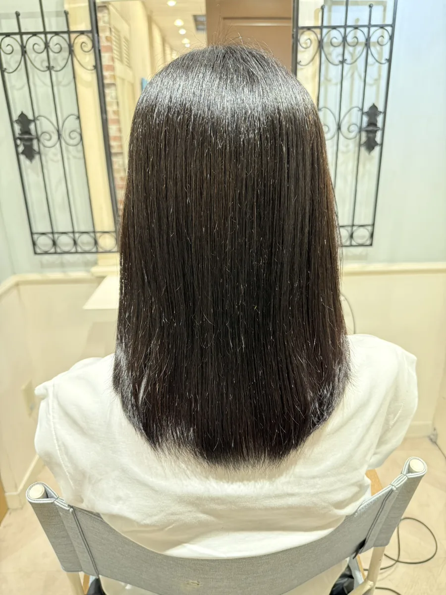 アフター。広がりが落ち着き、毛先までまとまった艶のある状態。白髪も気にならない仕上がり。