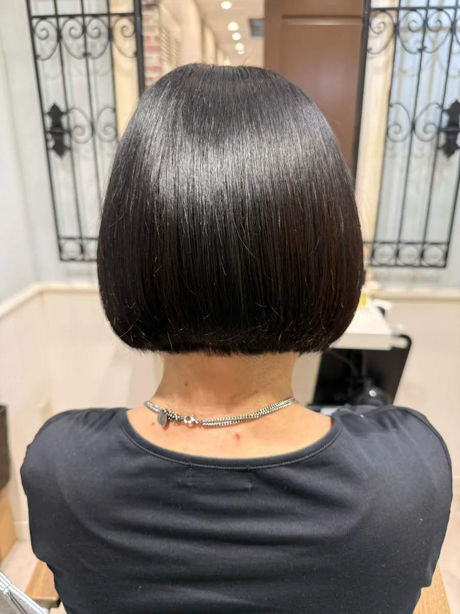 アフター。表面が落ち着き、毛先までつながった艶のあるボブ。白髪もなじんだ仕上がり。
