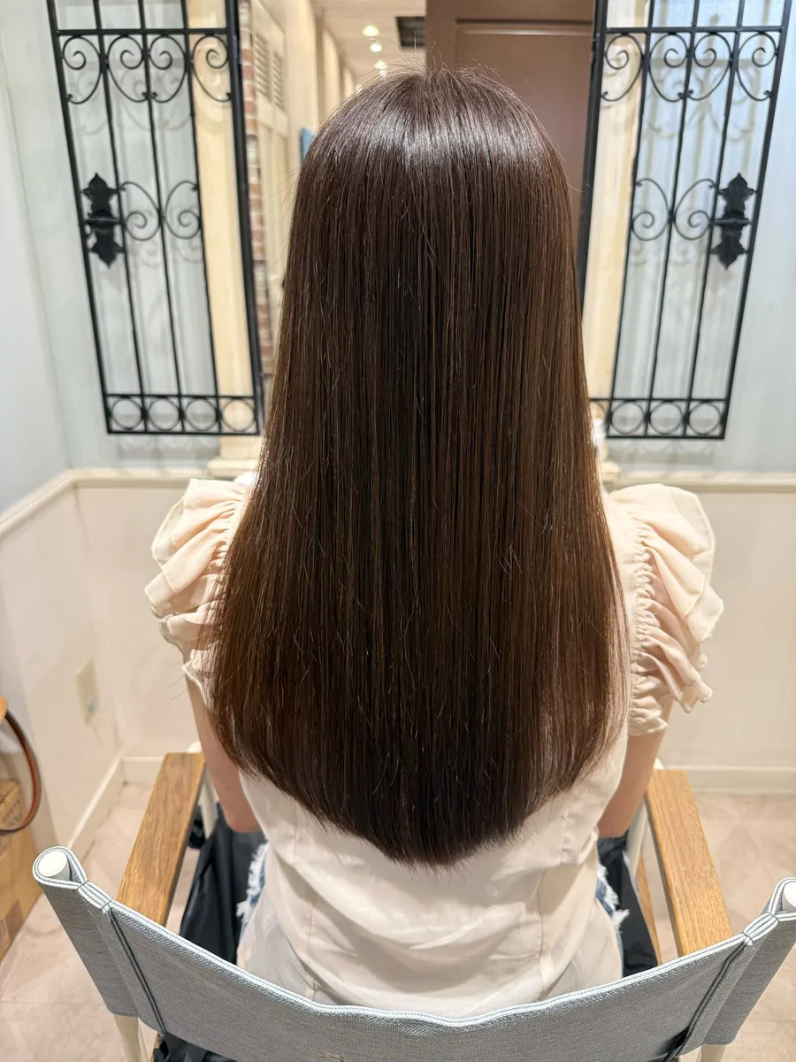 アフター。面が整い、毛先まで光の帯が通った艶のあるロングヘア。