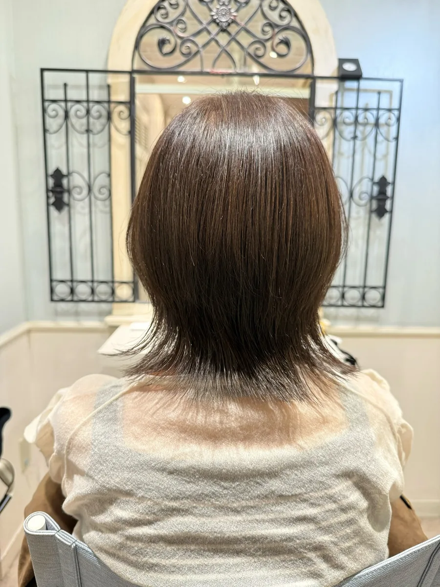 アフター。表面のざらつきが収まり、面がそろって光が一本に通った艶のあるボブ。白髪もなじんだ仕上がり。