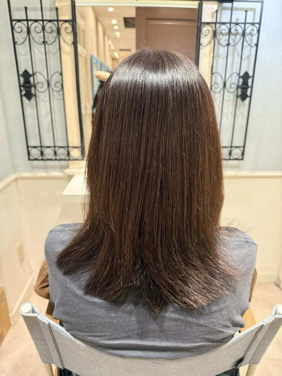 アフター。表面が落ち着き、まとまりと艶の出たミディアムヘア。