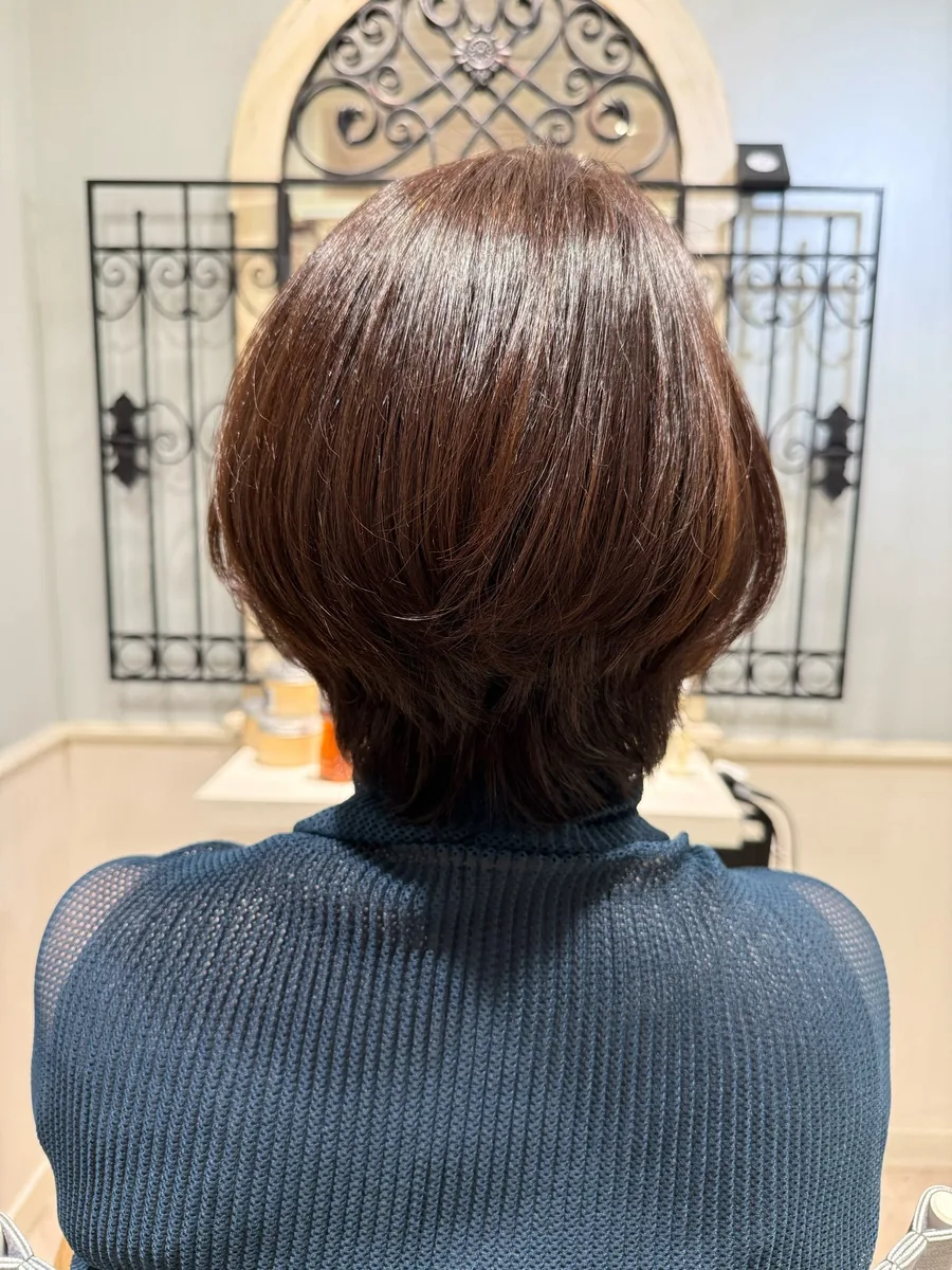 アフター。面のそろった、毛先までまとまりのある艶のボブ。