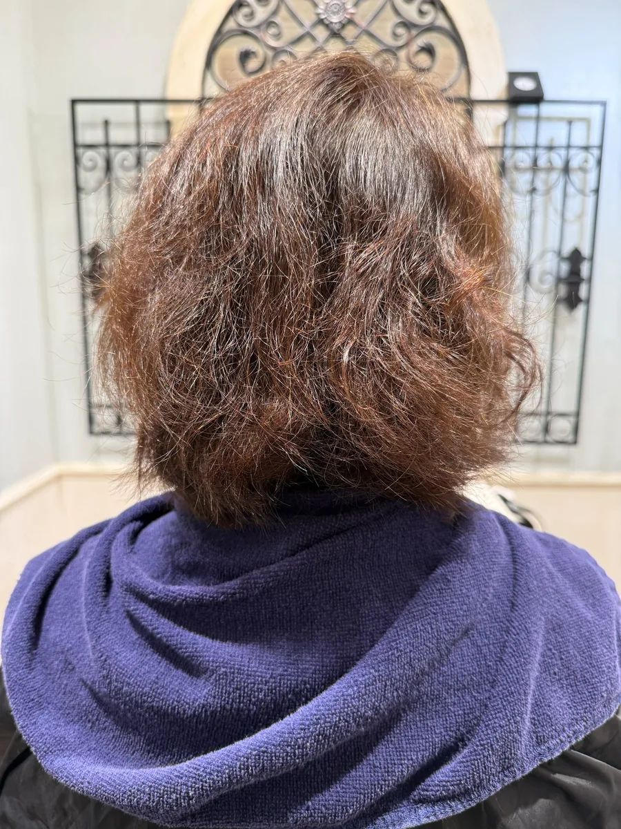 ビフォー。強いチリつきとうねりで全体が大きくふくらんだボブ。