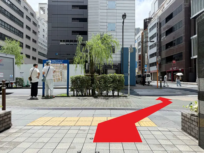 地上に出て右前方の横断歩道へ