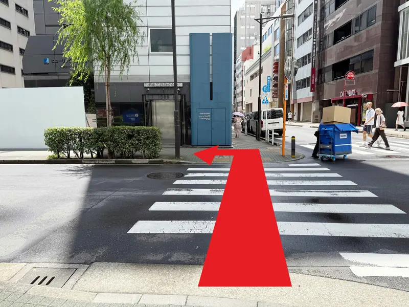 横断歩道を渡って左折