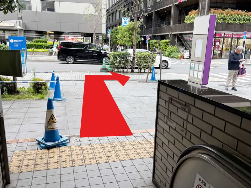 地上に出て右折