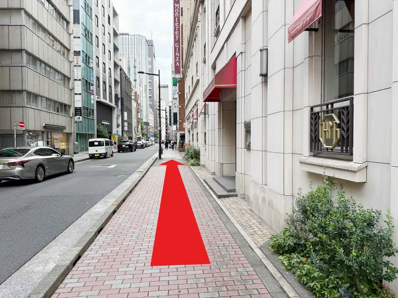 ホテルモントレ銀座前を直進